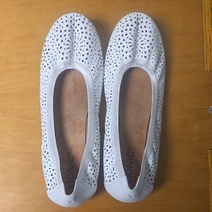 Vionic Women's White Ballet Flats